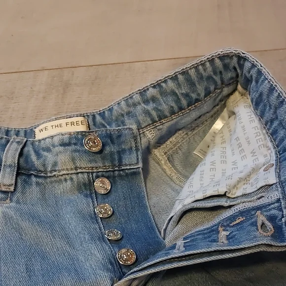We The Free Light Blue Wash Relaxed Wide Leg Ankle Jeans NWOT - Picture 3 of 5